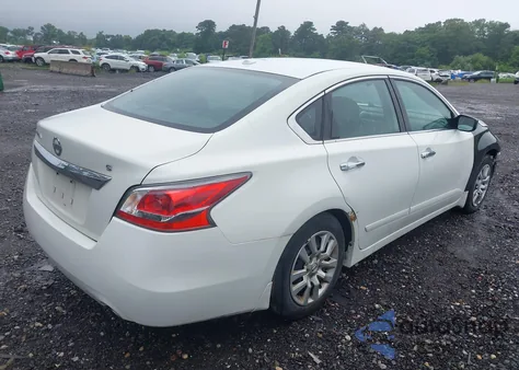 2015 Nissan Altima 2.5 S z USA, uszkodzony, nr VIN 1N4AL3AP2FN860217